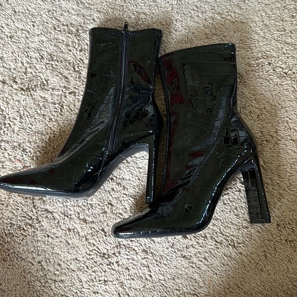 Forever 21 Black Faux Shiny Leather Zipper Boots Size 8 - Picture 6 of 7